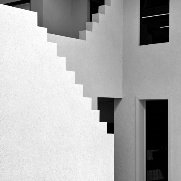 imagen en blanco y negro con escaleras abstractas
