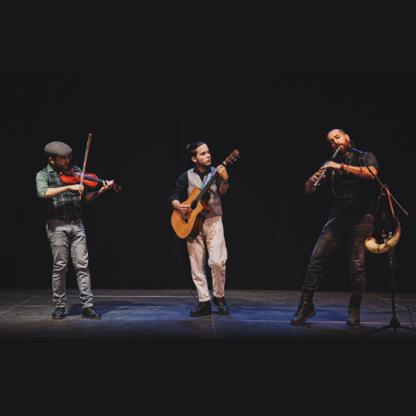 Tres músicos con violín, guitarra y flauta
