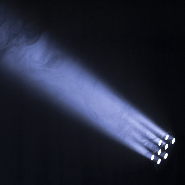 Un foco de luces blanco entre la oscuridad