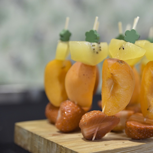 Piensa fuera del Plato: taller de brochetas y otras formas de tomar fruta en el Espacio Joven Norte